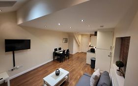 Great Apartment Next To Tooting Bec Tube Station!